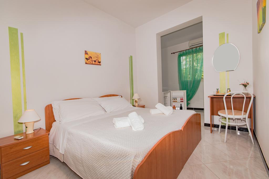 サンタ・クローチェ・カメリーナ Kamarina Land Bed & Breakfast エクステリア 写真