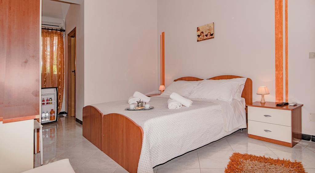 サンタ・クローチェ・カメリーナ Kamarina Land Bed & Breakfast エクステリア 写真